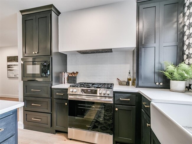 Building Photo - 700 Greenwood Dr