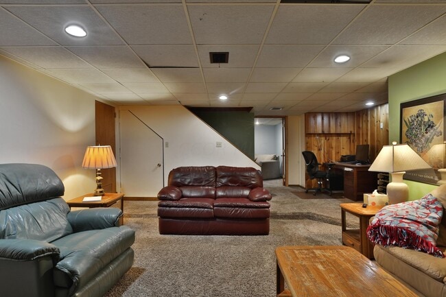 Building Photo - 714 Island Ct