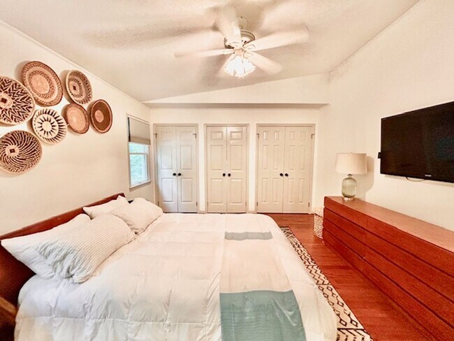 Building Photo - Beautifully renovated 4BR/3BA rambler with wraparound porch and garage