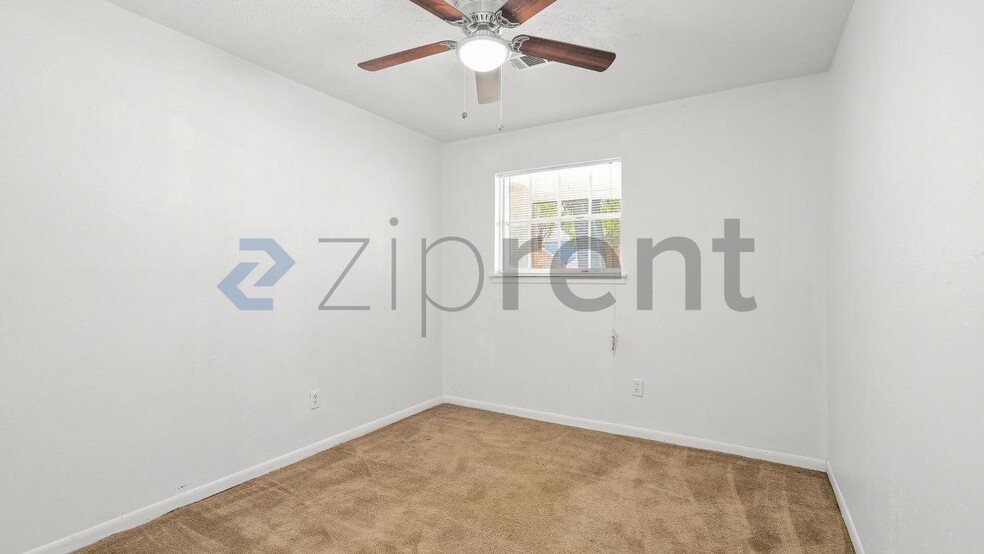Building Photo - Unit