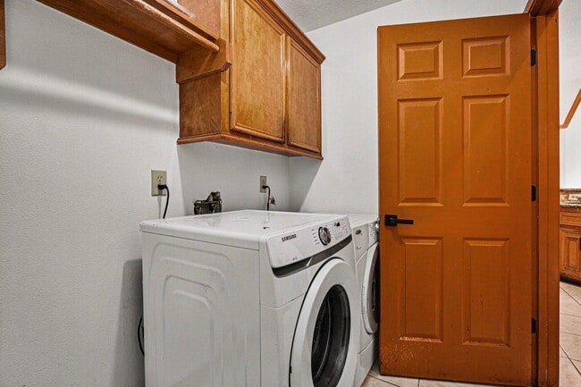 Building Photo - 507 Ave F