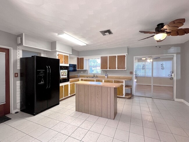 Building Photo - Two-Bedroom Pool Home in Winter Haven Clos...