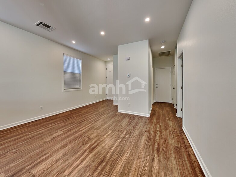 Building Photo - 6333 W Silver Ribbon Ct