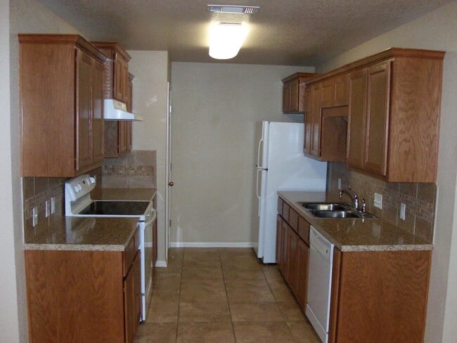 Building Photo - 2 Bed/2 Bath Duplex in Trimmier Estates!