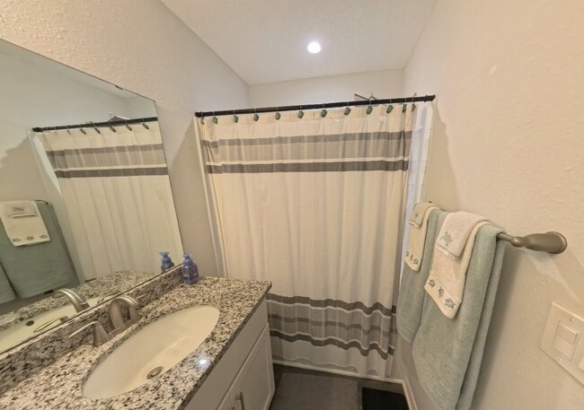 Building Photo - "Charming 3-Bed, 2-Bath Home Oasis in Jacksonville's Heart!"