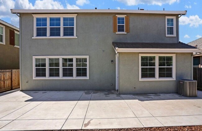 Building Photo - Beautiful 5 Bedroom, 3 Bath Tracy Home / B...