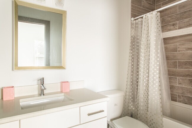 Building Photo - 1044 2nd Ave S