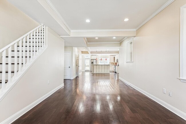 Building Photo - Charming and very Spacious 3 BR/3.5 BTH in...