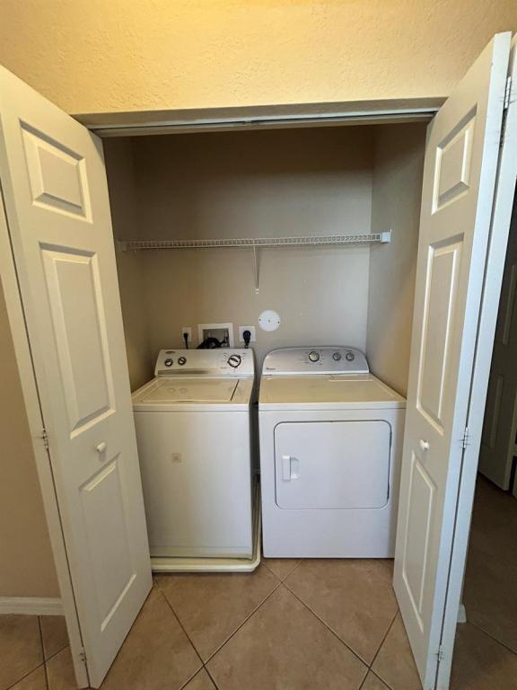 Building Photo - 9065 Plymouth Pl