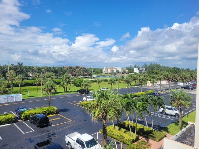 Building Photo - 10152 S Ocean Dr
