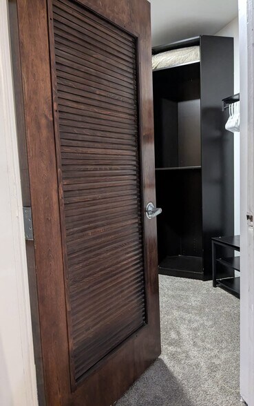 Cedar Closet - 1629 N Laurel Ave