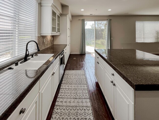 Building Photo - MUST SEE! Beautiful 3 bedroom + Loft + Office Space (or convert to 4th bedroom) + Large Backyard ...