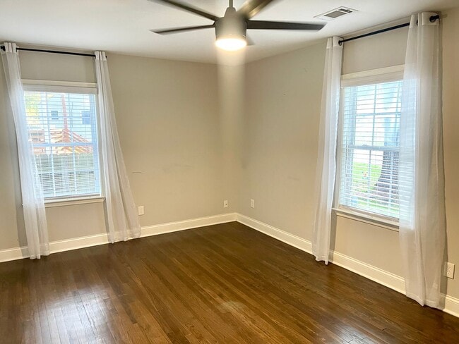 Building Photo - Welcome to this stunning 3-bedroom, 2-bath...