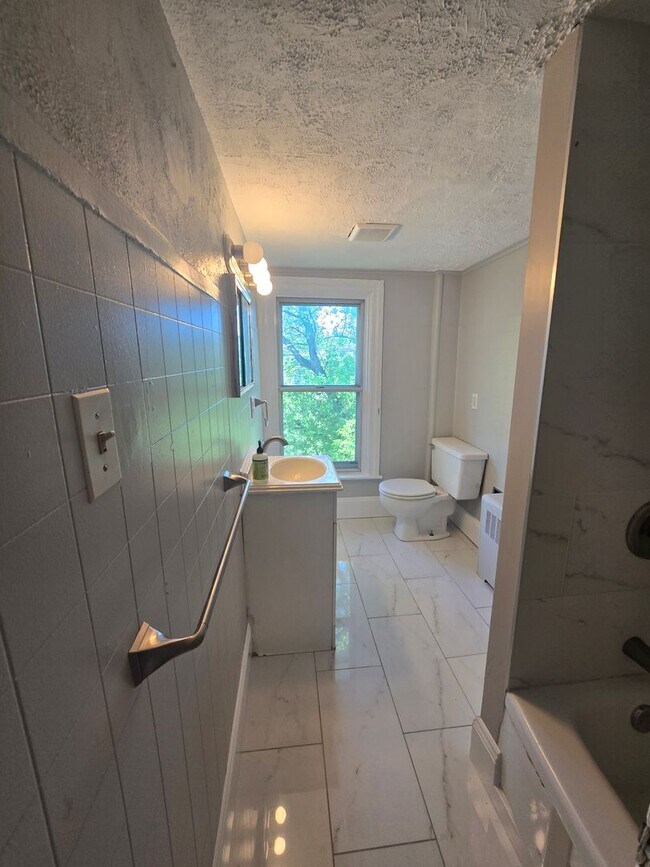Building Photo - Charming 2bd/1ba Bala Cynwood Home!