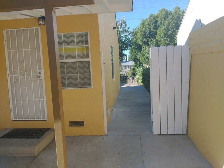 Building Photo - 8038 De Garmo Ave