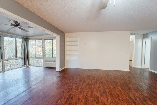 Building Photo - Beautiful 4 bedroom, 3 bathroom home on the East End of Hot Springs Village. Pets are considered ...