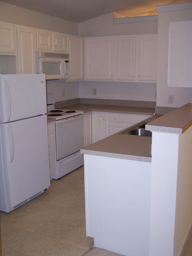 Building Photo - 2BR/2BA condo convenient to FTCC!