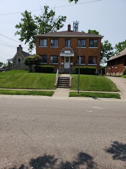 Front Lawn of Building - 4525 Roth Ave