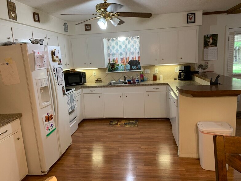 Large Kitchen - 5005 Ash Ct