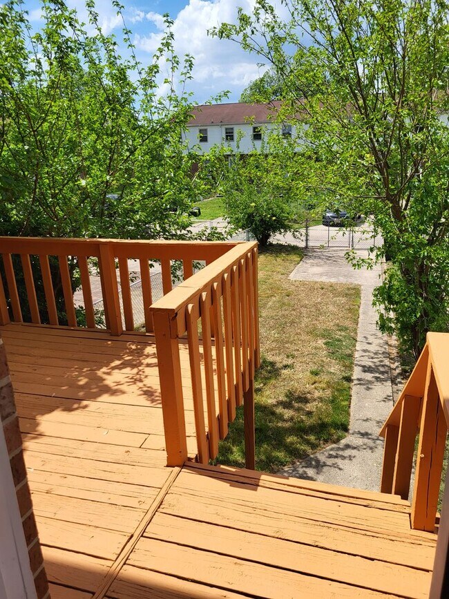 Building Photo - RARE 3-Bed Townhome in Fox Ridge Manor!