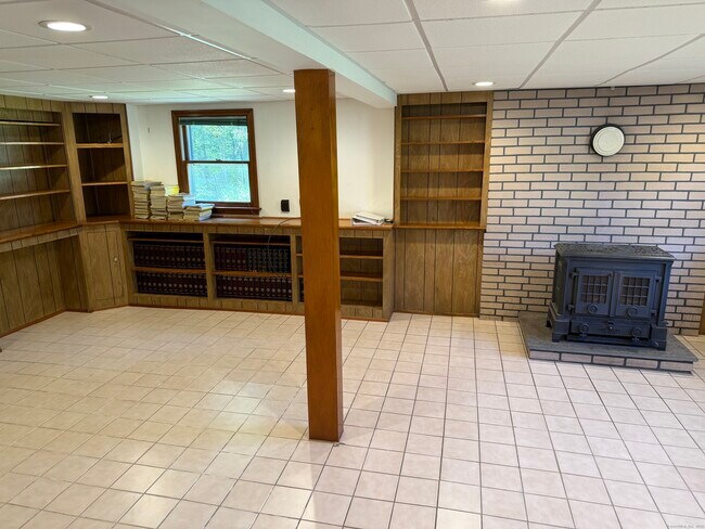 Building Photo - 6 Fairview Dr