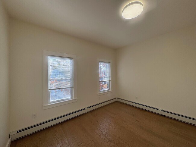 Building Photo - 13 Bristol St