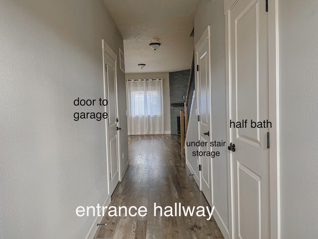 Entrance hallway - 11440 SE Aquila St