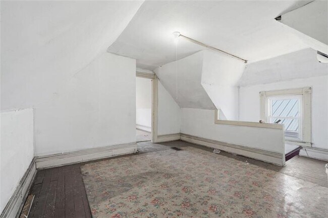 Building Photo - 5-bedroom, 1-bath home in East Pittsburgh