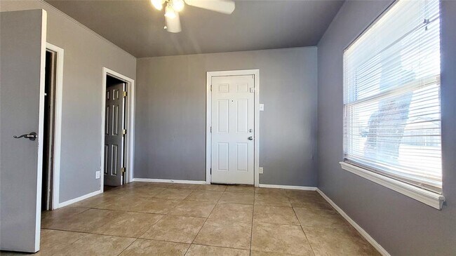 Building Photo - 300 E Kittyhawk Dr