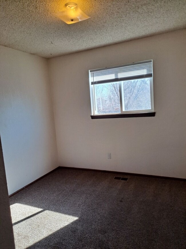 Building Photo - ALL PROSPECTIVE TENANTS MUST SUBMIT A $58 ...