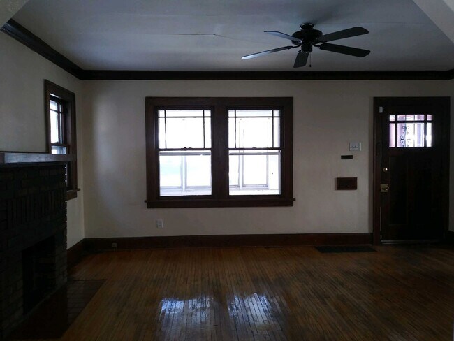 Building Photo - 2 Bedroom House