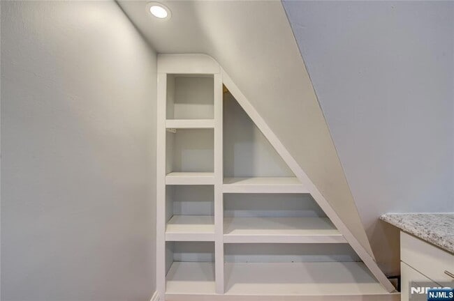 Building Photo - 348 Orchard Terrace