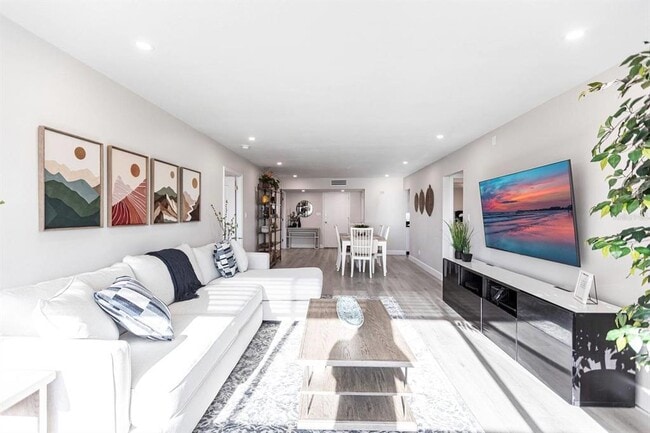 Building Photo - 1125 W Peppertree Dr