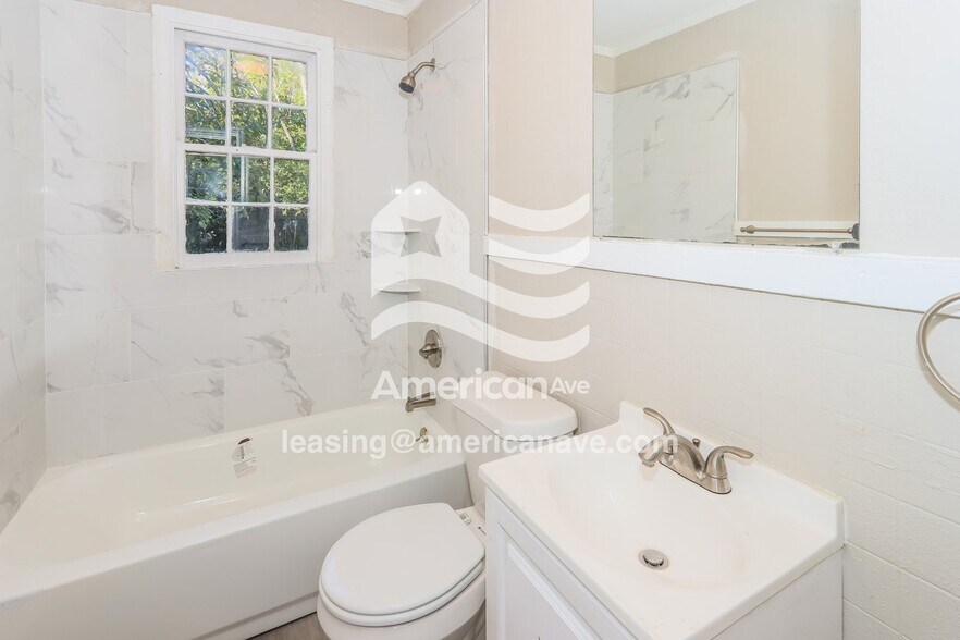 Building Photo - 211 Meadowdale Dr