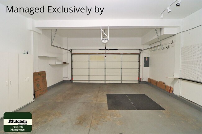 Building Photo - Northeast Pet Friendly Townhome!