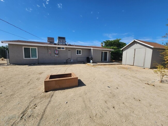 Building Photo - MUST SEE!!! Move in Ready! 3 Bedroom Home