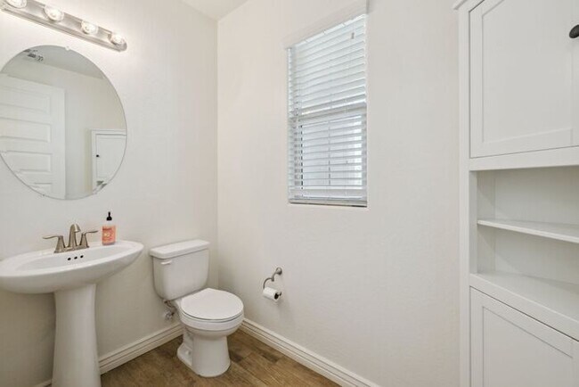 Building Photo - Modern 4-bedroom, 3.5-bathroom single-family home in the heart of North Tempe
