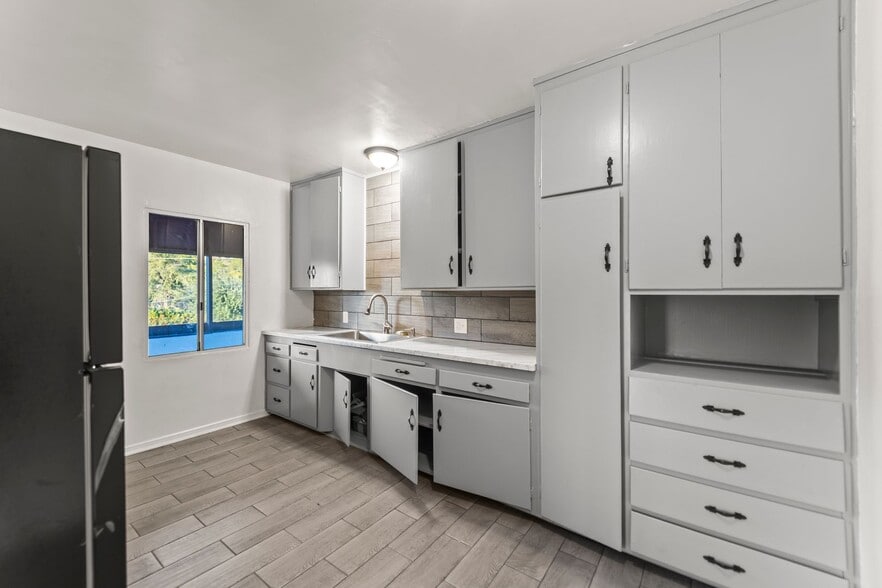 Building Photo - 10639 Fitzroy Ave