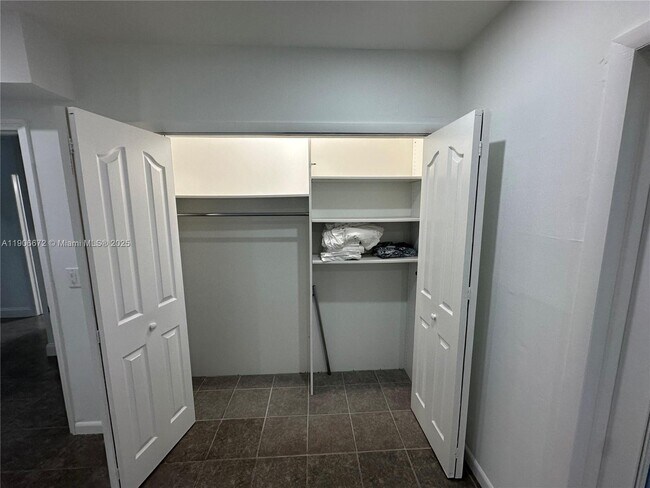 Building Photo - 6810 SW 70th Ave