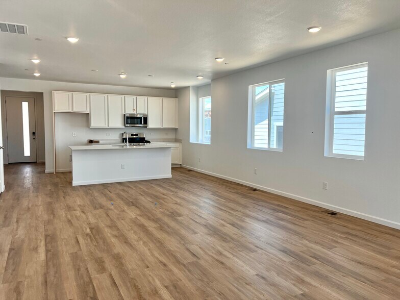 Building Photo - 2645 Sawyer Ln
