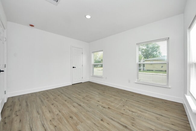 Building Photo - 1203 W 6th St