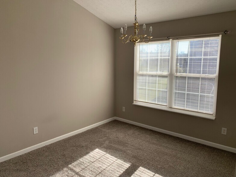 Dining room with chandelier - 3857 Thorngate Dr