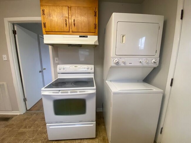 Building Photo - FOR RENT!!! 3 Bedroom House - Large Fenced...