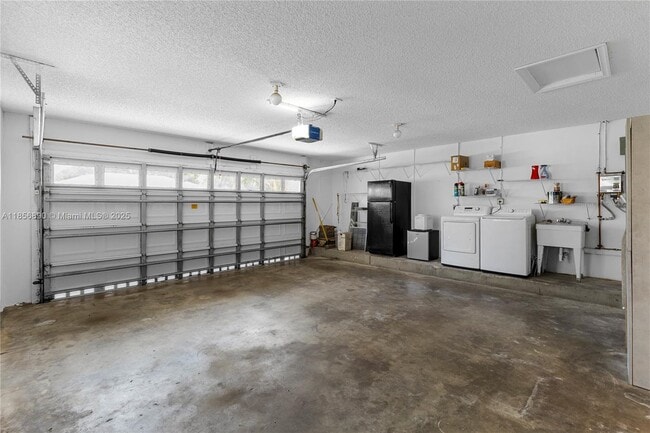 Building Photo - 15800 Surrey Cir