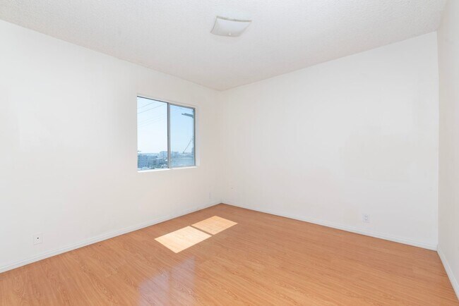 Building Photo - 911 W College St