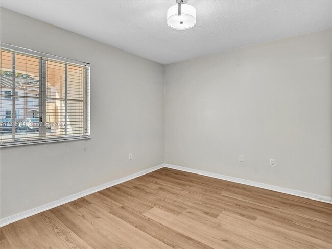 Building Photo - 1271 SE 28th Ct