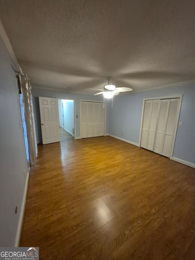 Building Photo - 930 Hill Pl