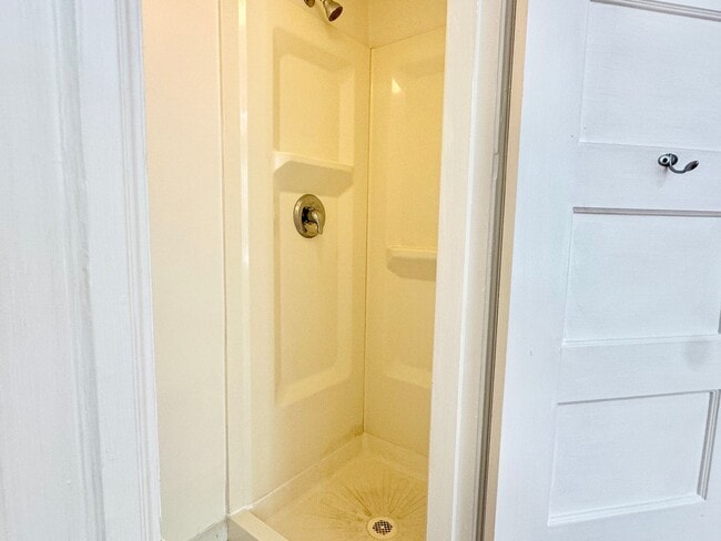 Building Photo - 4 Bed + 2 Bath - Pets Welcome! Parking!