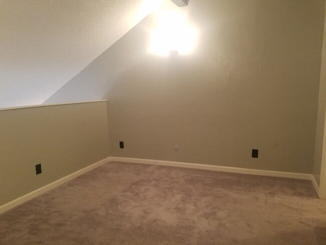 Building Photo - 1 BR Loft Available now