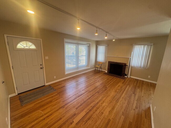 Building Photo - Beautiful 3 bedroom North Hollywood Home